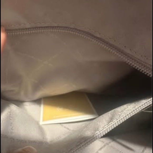 Michael Kors Charlotte Large Tote ShoulderBag. Metallic Silver and White Color. - Picture 10 of 10